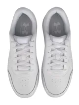 Championes Under Armour modelo Tempo, de diseño clásico inspirado en el baloncesto, confeccionados en cuero blanco con detalles en relieve en los laterales, entresuela de espuma para amortiguación ligera y suela tipo cupsole.