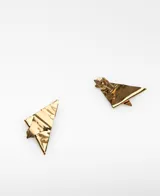 Caravanas medianas de metal dorado con diseño geométrico triangular y detalle de pliegue.