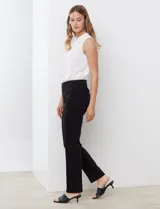 Pantalón de vestir negro de corte recto y entallado, con nervadura central vertical que estiliza la silueta. Presenta cintura ancha de soporte, panel de malla interna para control abdominal y bolsillos posteriores simulados.