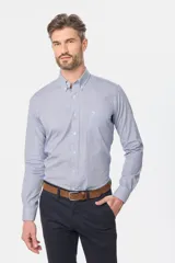 Camisa de vestir celeste con finas rayas verticales blancas, de corte clásico, con cuello abotonado y bolsillo en el pecho.