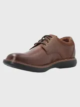 Zapato de cuero marrón con cordones, diseño de punta redonda y suela de goma EVA negra con tecnología de confort.