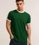 Remera de algodón color celeste con cuello redondo y bordes de mangas en color blanco. Presenta diseño de rayas dobles blancas en los hombros y mangas.