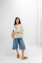 Bolso tote pequeño de cuero color beige, con doble asa corta y diseño minimalista.