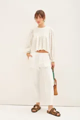 Pantalon tipo cargo color negro, de corte holgado, con bolsillos laterales y en las piernas. Posee cierre y botones en el frente, cintura elástica y puños elásticos en el ruedo.