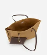 Bolso de playa mediano de fibra de papel color marrón claro, con asas de hombro pespunteadas en marrón oscuro. Incluye un neceser con cierre.