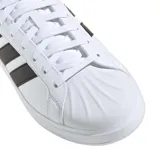 Championes Adidas Streettalk de diseño urbano, color blanco con las tres tiras laterales en negro. Presentan puntera reforzada tipo shell-toe, cierre con cordones y suela de goma.