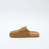 Zuecos mules de color marrón con efecto ante, diseño cerrado en la parte delantera y tira ajustable con hebilla lateral.