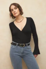 Sweater negro de tejido de punto con escote cruzado en V y mangas largas acampanadas.