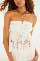 Top strapless blanco de algodón con diseño calado, detalles de encaje y banda elástica fruncida en el escote y bajo el busto, con estilo babydoll.