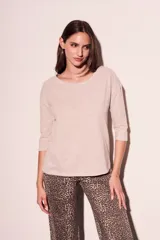 Remera oversize de algodón color blanco hueso, con cuello redondo y mangas 3/4.