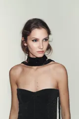 Top palabra de honor negro con brillo, confeccionado en tejido elástico y con aplicación de hilo metalizado.