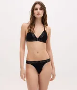 Soutien tipo bralette de tul negro con diseño triangular, sin aros ni relleno, con detalles decorativos en zigzag en los bordes y breteles ajustables.
