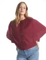 Capa de punto color bordó con diseño envolvente de doble capa superpuesta. Presenta cuello a la base, cierre frontal con botones y mangas estilo japonés con terminaciones acanaladas.