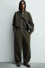 Pantalón jogger de algodón color verde oscuro, con efecto lavado, corte balloon fit y cintura elástica. Presenta bolsillos delanteros y bolsillos traseros de plastrón.