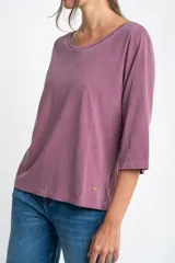 Remera de algodón lavada color gris, de corte al cuerpo, con escote redondo y mangas 3/4.