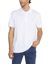Remera polo de manga corta confeccionada en piqué de algodón pima. Presenta cuello clásico con cierre de botones, detalles en contraste en los puños y logo bordado en el pecho.