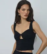 Blusa cropped de bengalina color negro, con escote corazón, recorte central en el pecho y breteles anchos estructurados.