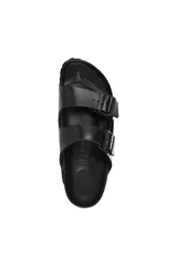 Sandalias Birkenstock Arizona, hechas de goma EVA color negro, con dos correas ajustables con hebillas. Diseño anatómico y ultraligero.