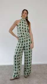 Pantalon de seda con estampado geométrico en tonos verde y crema, de corte recto y holgado con cintura elástica.