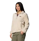 Campera polar de textura suave y afelpada, color beige, con cierre frontal completo, cuello alto y bolsillos laterales con cierre.