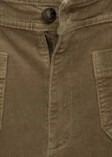 Pantalón de pana color tostado, de tiro alto y diseño culotte con bolsillos de parche delanteros.
