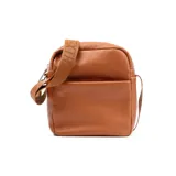 Bandolera de cuero color habano con textura granulada, cierre superior y bolsillo frontal abierto. Cuenta con una correa de tela ajustable con detalle de marca grabado.