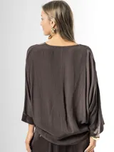 Kimono confeccionado en tejido liviano color marrón chocolate, con bordes satinados y mangas amplias. Puede usarse abierto o cerrado mediante un nudo al frente.
