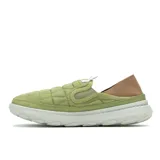 Slip on Merrell modelo Hut Moc 2, color verde oliva con talón en tono tostado. Presenta un diseño acolchado con costuras tipo quilt, talón plegable y suela de espuma ligera.