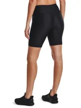 Calza corta tipo biker Under Armour, confeccionada en tejido HeatGear ultraligero que absorbe el sudor y se seca rápidamente. Presenta un diseño de talle alto con cintura elástica, costuras planas ergonómicas para evitar rozaduras y bolsillo frontal integrado.