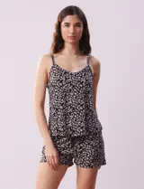 Set de pijama de tres piezas marca René Rofé, compuesto por un saco negro, una musculosa con estampado floral en blanco y negro y un short con estampado floral en blanco y negro.