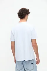 Remera de manga corta básica color negro, confeccionada en jersey de algodón de textura suave, con cuello redondo y calce clásico.