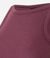Blusa musculosa básica de color negro, confeccionada en tejido acanalado de algodón con elastano, con cuello redondo y diseño ajustado.
