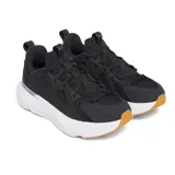 Championes Under Armour modelo Infinite MVMNT, color negro con entresuela blanca y suela de goma color caramelo. Presentan un diseño de materiales mixtos en el empeine, lengüeta de Ariaprene y tecnología de amortiguación UA HOVR+ para mayor retorno de energía.