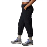 Pantalón largo negro convertible en short, de tiro medio con presillas para cinturón y bolsillos laterales, ideal para actividades al aire libre y trail.