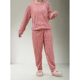 Conjunto de pijama de dos piezas confeccionado en plush suave con textura de ochos. Incluye una remera de manga larga con cuello redondo y un pantalón de corte recto con cintura elástica.