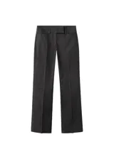 Pantalones de jean negros de tiro bajo y corte recto, con presillas para cinturón y diseño clásico de cinco bolsillos.