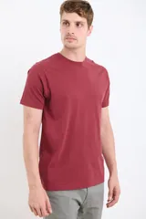 Remera de algodón con cuello redondo y manga corta, de diseño liso con pequeño detalle de etiqueta bordada en el pecho.