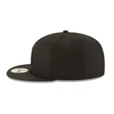 Gorra negra de visera plana con el logo de los New York Yankees bordado en el frente.