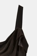 Vestido corto de viscosa color marrón chocolate, con escote fluido y tirantes anchos. Presenta un diseño asimétrico en el bajo con bordados y aplicación de encaje en color crema a contraste.