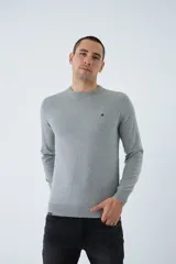 Sweater de tejido de punto con mezcla de algodón y cashmere, de calce regular, con escote redondo a la base, mangas largas y puños y dobladillo acanalados. Presenta un pequeño logo bordado en el pecho.