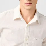 Camisa de manga larga color blanco, con cuello clásico, cierre con botones y bolsillo en el pecho con logo de la marca.