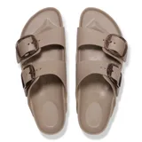 Sandalia Birkenstock modelo Arizona, confeccionada en material EVA ligero y resistente al agua. Presenta dos correas ajustables con hebillas grandes de diseño moderno y plantilla anatómica.
