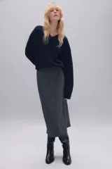 Jersey de punto liso confeccionado en lana 100%, con cuello en pico y manga larga. Presenta acabados en rib en puños y bajo.