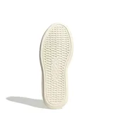 Championes urbanos Adidas modelo Lite Court, color taupe con detalles en tono crema en la suela. Presentan el diseño clásico de las tres tiras laterales, cierre con cordones y tecnología Cloudfoam en la entresuela para mayor amortiguación.