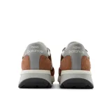 Championes urbanos New Balance modelo U370AI, color marrón con detalles en blanco y gris, confeccionados en gamuza y malla, con logo "N" característico en los laterales y entresuela blanca.