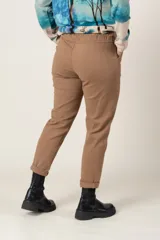 Pantalón negro de tela agamuzada, corte cigarette, con cintura elastizada ajustable con cordón y bolsillos laterales.