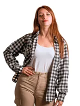 Camisa a cuadros blanco y negro, de corte clásico y manga larga.