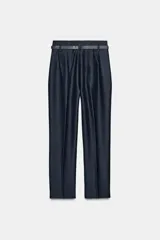 Pantalón de tiro alto y corte tobillero, confeccionado en tejido de aspecto denim oscuro. Presenta diseño de pinzas frontales, bolsillos laterales y cierre frontal con cremallera, botón y gancho. Incluye un cinturón fino a tono con hebilla metálica dorada.