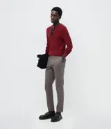 Suéter masculino de cuello redondo y manga larga, confeccionado en malla de viscosa y poliamida con textura de cuadros grid.