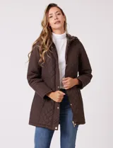 Campera matelassé color marrón con diseño combinado de rombos en el cuerpo y costuras horizontales en las mangas. Cuenta con capucha fija, cierre frontal oculto bajo solapa con botones a presión dorados y ajuste entallado en la cintura.